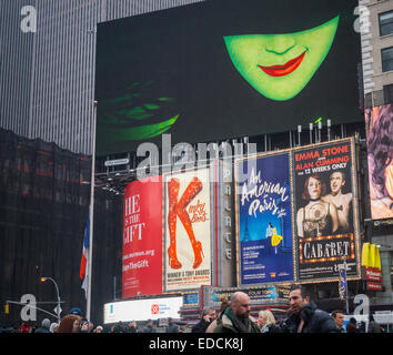 La publicité dans Times Square à New York pour des pièces de théâtre et comédies musicales de Broadway vu le Dimanche, Janvier 4, 2015. Les vacances ont été bonnes pour Broadway avec 19 des 36 montre l'exécution de la rupture du contrat de 1 million $ box office pendant la semaine de Noël. Plus de 30 000 clients pourvus de sièges de théâtre par rapport à l'an dernier à cette époque. (© Richard B. Levine) Banque D'Images