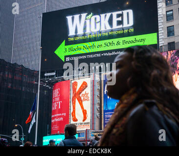 La publicité dans Times Square à New York pour des pièces de théâtre et comédies musicales de Broadway vu le Dimanche, Janvier 4, 2015. Les vacances ont été bonnes pour Broadway avec 19 des 36 montre l'exécution de la rupture du contrat de 1 million $ box office pendant la semaine de Noël. Plus de 30 000 clients pourvus de sièges de théâtre par rapport à l'an dernier à cette époque. (© Richard B. Levine) Banque D'Images