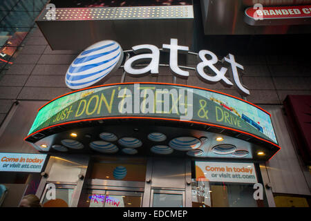 Un AT&T cell phone store à Times Square à New York le dimanche, Janvier 4, 2015 Les utilisateurs de smartphone admoneste pas au texte et de conduire en même temps. Les conducteurs qui le texte et le lecteur sont plus susceptibles d'avoir un accident et de AT&T a commencé un 'il peut attendre' campagne de promotion de la sécurité au volant. (© Richard B. Levine) Banque D'Images