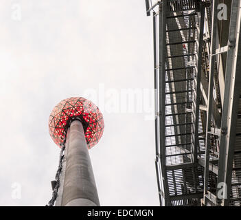 Le Nouvel An balle sur le toit d'un Times Square est à l'essai le mardi 30 décembre, 2014. Le 12 pied de diamètre boule, couverte de 2 688 Cristaux de Waterford, est éclairée par 32 256 ampoules LED économe en énergie et pèse 11 875 livres. Il peut afficher des milliards de différents schémas de souhaiter la bienvenue à la nouvelle année. (© Richard B. Levine) Banque D'Images