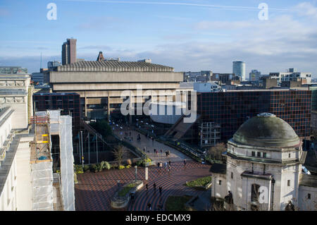 Birmingham, UK, lundi, le 5 janvier, 2015. Aujourd'hui marque le début de programme de démolition de Birmingham Central Library et Paradise Forum, Chamberlain Square. Conçu par l'architecte John Madin dans le style brutaliste a été ouvert en 1974, l'éloge de l'architecture comme une icône de la brutalisme avec stark utilisation du béton. Credit : Malcolm Brice/Alamy Live News Banque D'Images