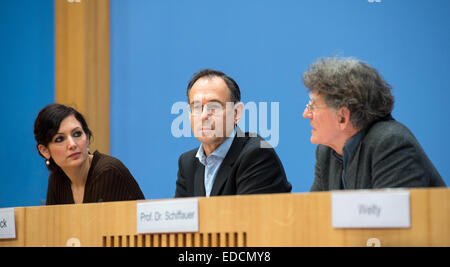 Berlin, Allemagne. 5Th Jan, 2015. Naika Foroutan (L-R) directeur associé de l'institut de Berlin pour la recherche empirique de l'intégration et la migration (BIM), Andreas Zick, directeur du département interdisciplinaire de recherche sur les conflits et la violence à l'université de Bielefeld et Werner Schiffauer, président du Conseil pour la migration, faire des déclarations sur les possibilités de la façon de traiter avec le mouvement 'Pegida' à Berlin, Allemagne, 5 janvier 2015. PHOTO : Bernd VON JUTRCZENKA/DPA/Alamy Live News Banque D'Images