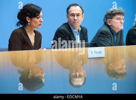 Berlin, Allemagne. 5Th Jan, 2015. Naika Foroutan (L-R) directeur associé de l'institut de Berlin pour la recherche empirique de l'intégration et la migration (BIM), Andreas Zick, directeur du département interdisciplinaire de recherche sur les conflits et la violence à l'université de Bielefeld et Werner Schiffauer, président du Conseil pour la migration, faire des déclarations sur les possibilités de la façon de traiter avec le mouvement 'Pegida' à Berlin, Allemagne, 5 janvier 2015. PHOTO : Bernd VON JUTRCZENKA/DPA/Alamy Live News Banque D'Images