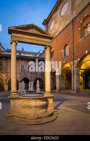 Place du vieux marché, de la place Piazza dei Mercanti et Palazzo della Ragione, Milan, Lombardie, Italie Banque D'Images