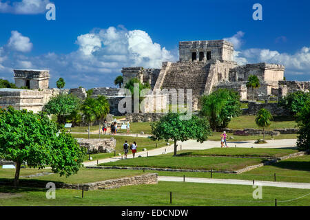 Les touristes visitant les ruines du temple maya à Tulum, Quintana Roo, Yucatan, Mexique Banque D'Images