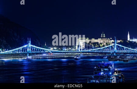 Allumé le Pont des Chaînes et le Palais Royal, Budapest, Hongrie Banque D'Images