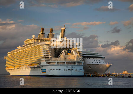 La gigantesque Royal Caribbean Oasis of the Seas Cruise ship nains plus "ordinaires" d'un navire au port de taille moyenne, Cozumel, Yucatan, Mexique Banque D'Images