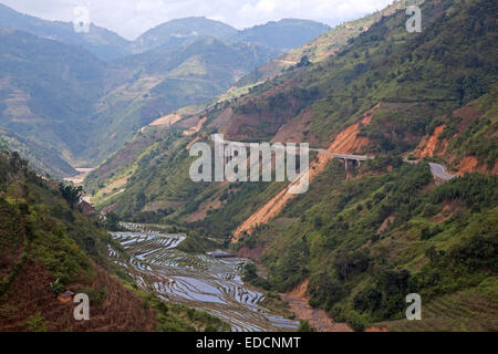 Autoroute chinois et de rizières en terrasses à flanc de colline dans la province du Yunnan, Chine Banque D'Images