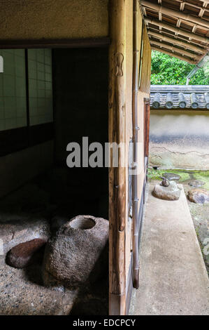 Shinju-un temple zen, Temple Daitoku-ji, Kyoto, Japon. Le vestibule de la salle de thé avec un bassin d'eau en pierre ou tsukubai Banque D'Images