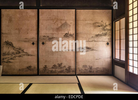Temple zen Shinju-an, Daitoku-ji, Kyoto, Japon. Un paysage chinois peint sur des cloisons coulissantes (fusuma) dans une salle de réception Banque D'Images