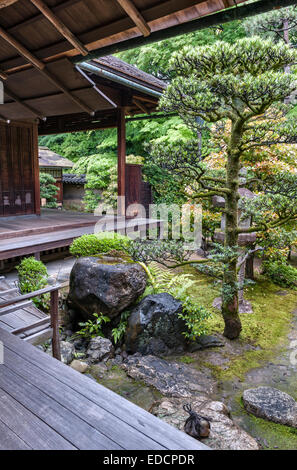 Shinju-un temple zen, Temple Daitoku-ji, Kyoto. Un coin du jardin de thé avec stepping stones et un bassin d'eau en pierre (tsukubai) Banque D'Images