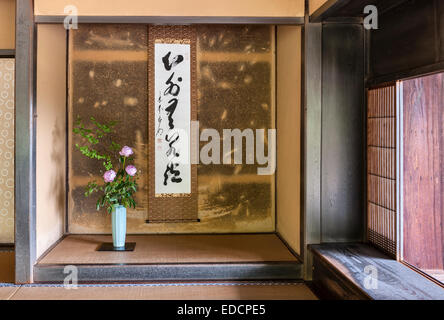 Intérieur du temple bouddhiste zen Jiko-in, Nara, Japon. L'alcôve ou tokonoma, avec un arrangement de pivoines pour représenter la saison (début de l'été) Banque D'Images