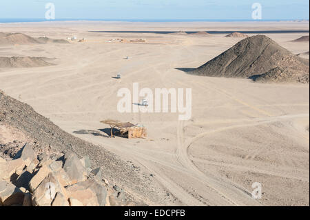 Paysage de désert rocailleux et 4x4 safari sur le littoral africain avec vue mer Banque D'Images