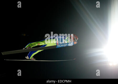 Bischofshofen, Autriche. 05 Jan, 2015. Stefan Kraft de l'Autriche s'élance dans l'air lors de son saut de qualification pour la quatrième étape de la 63e tournoi quatre collines en cas de saut à ski Bischofshofen, Autriche, 05 janvier 2015. Photo : Daniel Karmann/dpa/Alamy Live News Banque D'Images