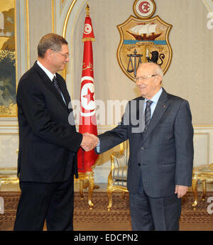 (150105) -- Ville de Tunis, le 5 janvier 2015 (Xinhua)-- le premier ministre désigné tunisien Habib Essid(L), serre la main avec le président tunisien BEJI CAID ESSEBSI en Tunisie La Tunisie, de la ville, le 5 janvier 2015. L'ex-ministre de l'intérieur Habib Essid, qui a été récemment nommés en tant que Premier Ministre Tunisien, est invité à former un nouveau gouvernement au cours du mois prochain (Xinhua/Adel) (Xinhua/Adel) Banque D'Images