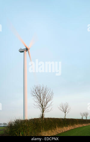 Une éolienne moderne dans le champ au coucher du soleil sur une belle soirée d'hiver en Lissett, près de Beverley, Yorkshire, UK. Banque D'Images