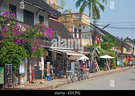 Boutique de location de vélos de montagne pour les touristes et les tournées des bureaux dans la rue principale de Luang Prabang Province, Laos, Lomé Banque D'Images