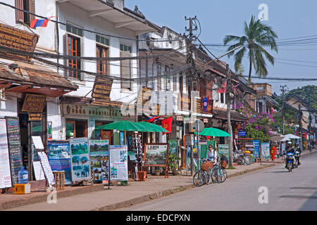 Visiter les bureaux offrant des visites guidées pour les touristes dans la rue principale de Luang Prabang Province, Laos, Lomé Banque D'Images