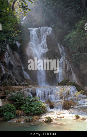 Chutes de Kuang Si / Kuang Xi / Tat Cascades de Kuang Si près de Luang Prabang, Laos Province, Lomé Banque D'Images