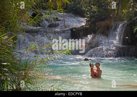 Couple romantique en bleu turquoise de la piscine / chutes de Kuang Si Kuang Xi / Tat Cascades de Kuang Si près de Luang Prabang, Laos Banque D'Images