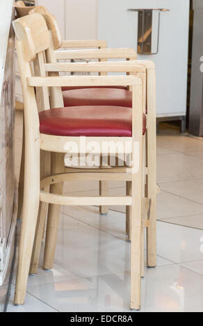 Tabouret haut en bois pour les enfants au restaurant. Banque D'Images