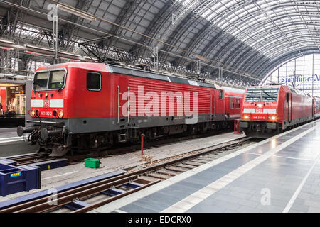 Locomotives à l'intérieur de la gare principale de Francfort Banque D'Images