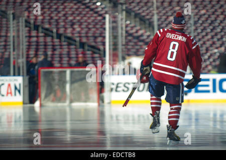 31 décembre 2014 : Les Capitals de Washington Alex Ovechkin l'aile gauche (8) patins vers l'objectif qu'il observe la surface de la glace avant la session d'hiver Bridgestone pourles Classic entre les Capitals de Washington et les Blackhawks de Chicago à Washington Nationals Stadium de Washington, D.C. Banque D'Images