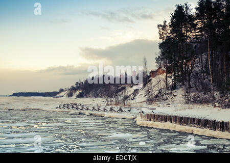 Paysage côtier d'hiver avec la glace flottante et congelé pier. Golfe de Finlande, de Russie. Tons vintage photo avec effet de filtre Banque D'Images