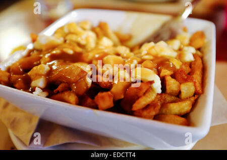 Une poutine de frite alors à Montréal, Québec. Banque D'Images