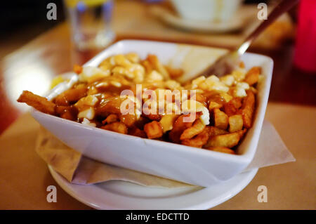 Une poutine de frite alors à Montréal, Québec. Banque D'Images