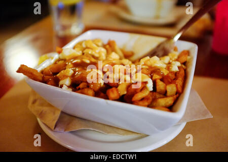 Une poutine de frite alors à Montréal, Québec. Banque D'Images