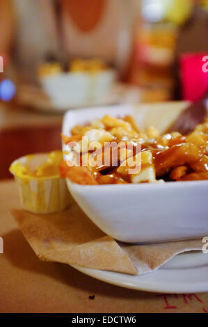 Une poutine de frite alors à Montréal, Québec. Banque D'Images