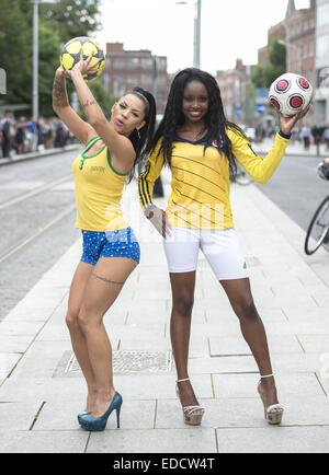 Babe brésilienne Danni Lima & Columbian stunner Carolina Cuero Alban posent en haut de Grafton Street en avant du quart de finale de la Coupe du Monde Brésil V Colombie-britannique demain soir avec : Danni Lima,Carolina Cuero Alban Où : Dublin, Irlande Date : 03 Juil 2014 Banque D'Images