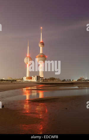 Plage Du Golfe Arabo-Persique et le Kuwait Towers. Banque D'Images