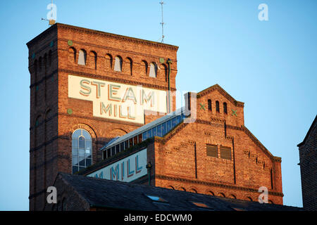 Construit en brique de l'usine à vapeur et les bureaux de vente au détail dans un moulin victorien le long du canal de Shropshire Union à Chester UK Banque D'Images