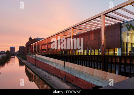 Couchers de soleil sur le marché de supermarché Waitrose superstore Chester Cheshire UK sur le côté de la Shropshire Union Canal Banque D'Images