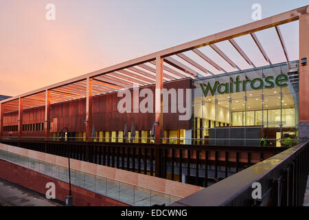 Couchers de soleil sur le marché de supermarché Waitrose superstore Chester Cheshire UK sur le côté de la Shropshire Union Canal Banque D'Images