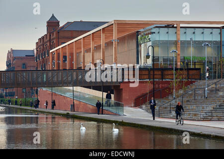 Couchers de soleil sur le marché de supermarché Waitrose superstore Chester Cheshire UK sur le côté de la Shropshire Union Canal Banque D'Images