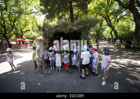 Buenos Aires, Argentine. 5Th Jan, 2015. Les enfants posent avec trois personnes qui se faire passer pour les trois sages dans la veille de la célébration des trois sages dans le Zoo de la ville de Buenos Aires, capitale de l'Argentine, le 5 janvier 2015. © Martin Zabala/Xinhua/Alamy Live News Banque D'Images