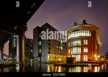 Bassin de Castlefield Manchester au crépuscule. De pommes de terre photo Wharf encadré par les viaducs de chemin de fer Banque D'Images