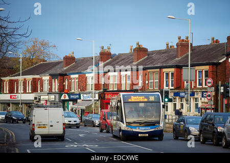 La route 309 Stagecoach bus unique passant par Davenport village le long de Bramhall Lane à Stockport Cheshire. Banque D'Images