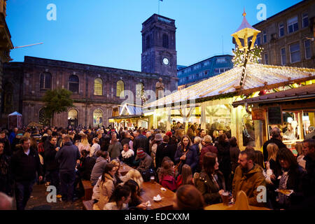 Les marchés de Noël allemand de Manchester à St Annes Square Manchester UK Banque D'Images