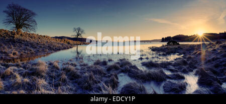 Un lever du soleil d'hiver à Kielder Water dans le Northumberland, en Angleterre. Banque D'Images