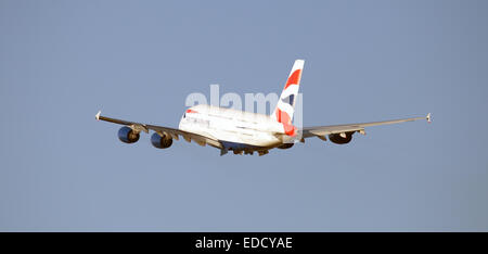 British Airways Airbus A380 G-XLEC en partant de l'aéroport Londres Heathrow LHR Banque D'Images