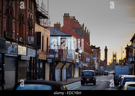 En vertu de l'Ashton lyne Tameside, Stamford Street à l'Ouest vers l'église Saint Pierre. Banque D'Images