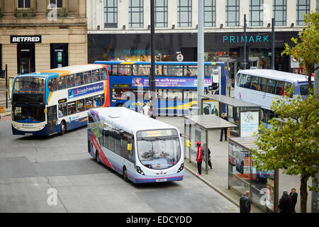 La gare routière de Manchester Piccadilly, premier bus, bus Stagecoach et un Magic bus moins cher Banque D'Images