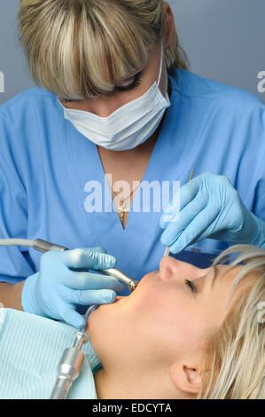 Dentiste avec patient, forage dentaire Banque D'Images