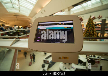 Arrivées et départ moderne écrans à l'aéroport de Gatwick, technologie d'écran tactile Banque D'Images