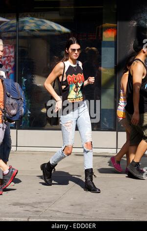 Kendall Jenner, vêtu d'un pantalon déchiré et un adaptateur AC/DC haut, passe son temps avec Hailey Baldwin à New York avec Kendall Jenner : où : New York City, New York, United States Quand : 03 Oct 2014 Banque D'Images
