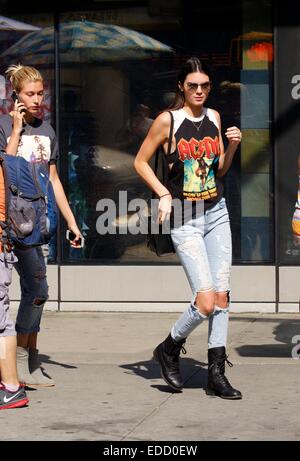 Kendall Jenner, vêtu d'un pantalon déchiré et un adaptateur AC/DC haut, passe son temps avec Hailey Baldwin à New York avec Kendall Jenner : où : New York City, New York, United States Quand : 03 Oct 2014 Banque D'Images